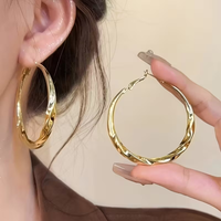 Grote gouden gedraaide hoop oorbellen