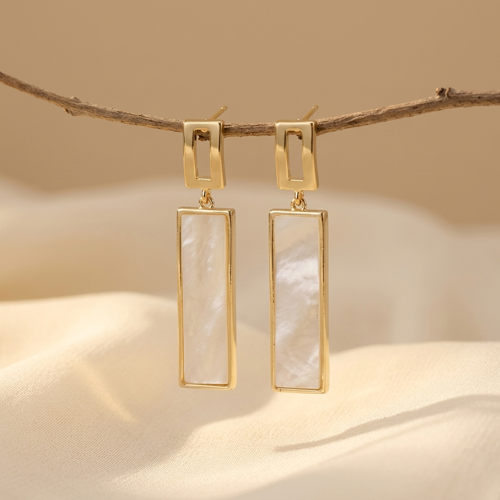 Gouden oorbellen met rechthoekige parelmoer hanger