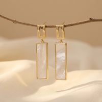 Gouden oorbellen met rechthoekige parelmoer hanger