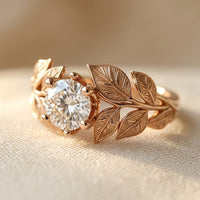 Roségoud ring met kristal en bladmotief