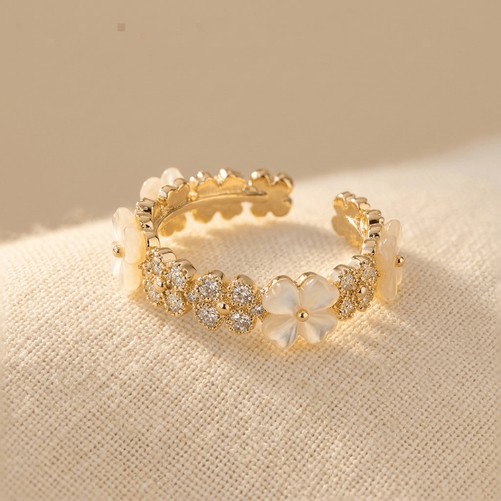 Gouden ring met bloemen van parelmoer en zirkonia