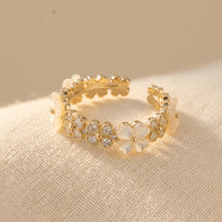 Gouden ring met bloemen van parelmoer en zirkonia