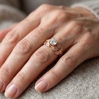 Roségoud ring met kristal en bladmotief