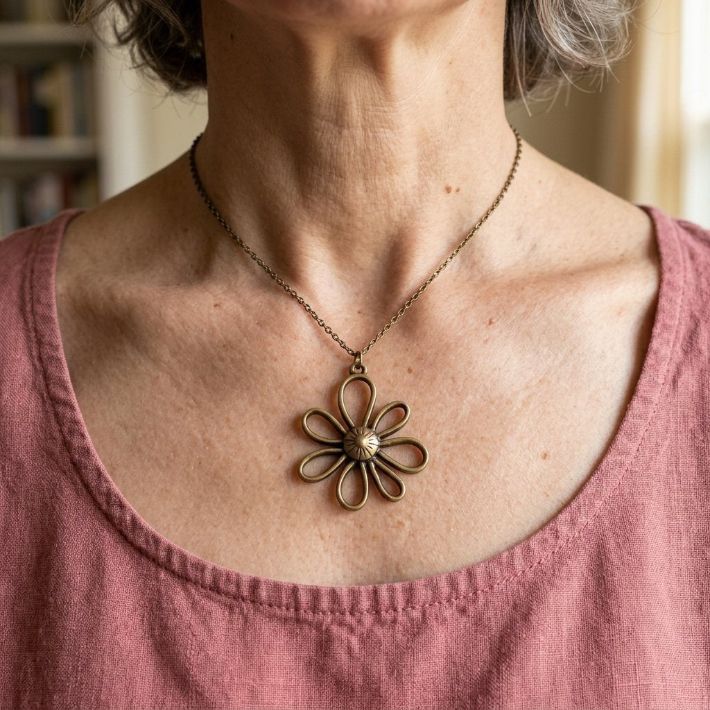 Bronzen ketting met opengewerkte bloem