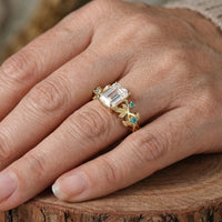 Gouden ring met grote witte steen en bladmotief