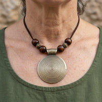 Bohemian ketting met bronzen spiraalhanger en kralen
