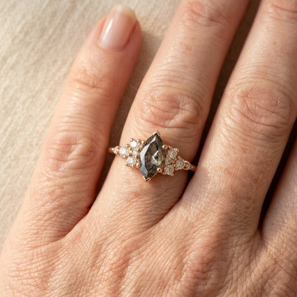 Roségoud ring met marquise salt-and-pepper steen