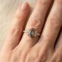 Roségoud ring met marquise salt-and-pepper steen