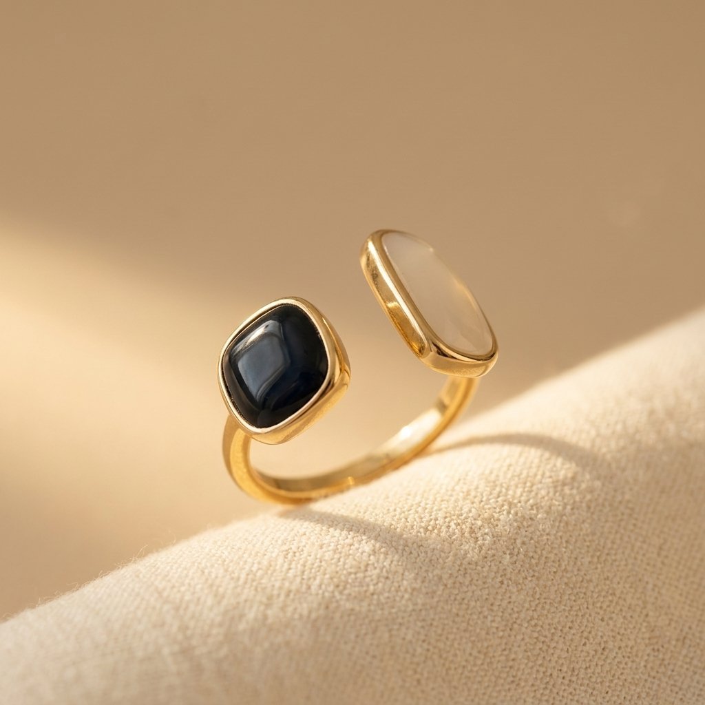 Gouden open ring met zwarte en witte steen