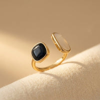Gouden open ring met zwarte en witte steen