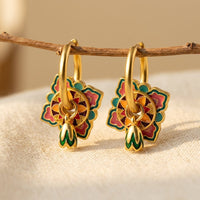 Gouden bohemian oorbellen met kleurrijke emaille bloem