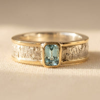 Bicolor ring met blauwe topaas en gehamerd zilver