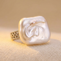 Gouden ring met grote barokparel