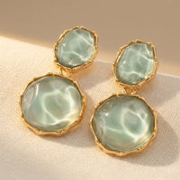 Gouden oorbellen met groene marmeren cabochons