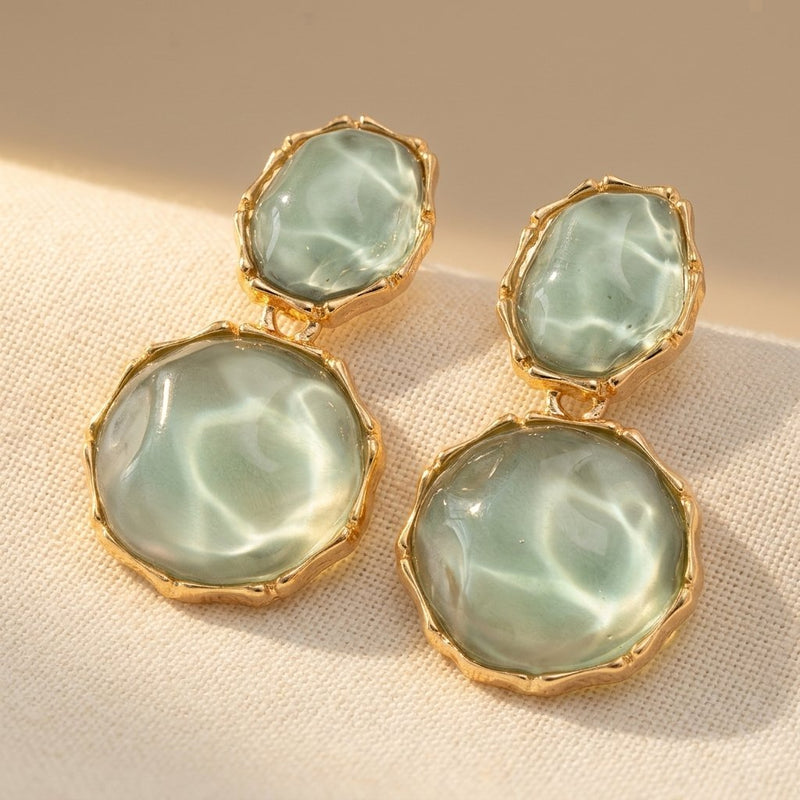 Gouden oorbellen met groene marmeren cabochons