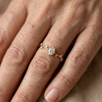 Gouden vintage ring met ovale edelsteen