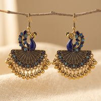 Gouden vintage pauw oorbellen met blauwe emaille en kralen