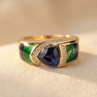 Gouden ring met blauwe steen en groen email