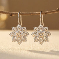Zilveren hangoorbellen met bloemvormige moissanite cluster