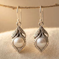 Bronzen vintage oorbellen met parel en kristal