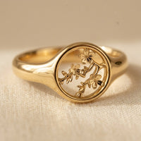Gouden ring met groene edelsteen en kristallen halo