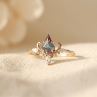Gouden ring met kite-vormige teal steen en kroon