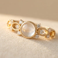 Gouden vintage ring met maansteen en diamantjes