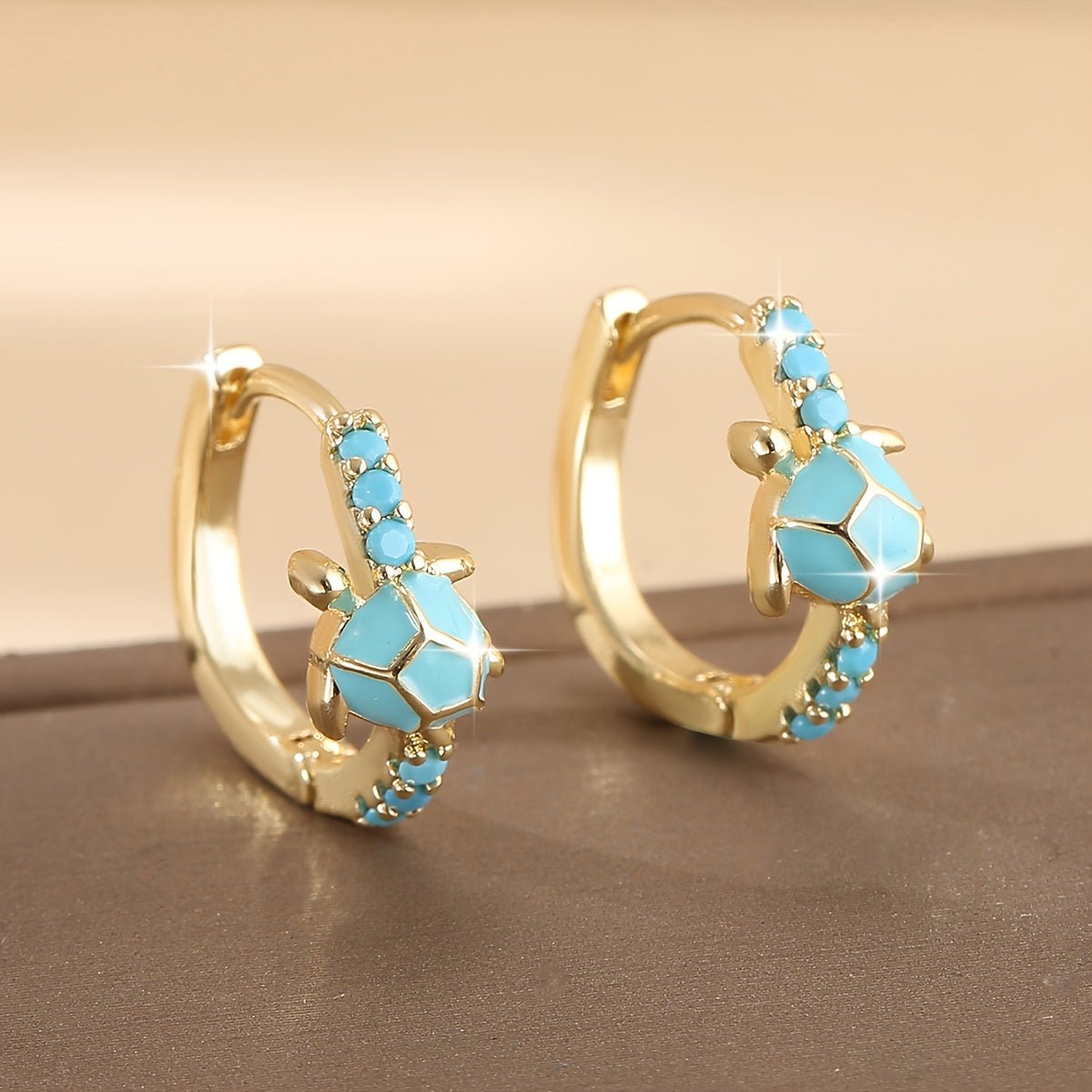 Gouden oorbellen met turquoise schildpadje