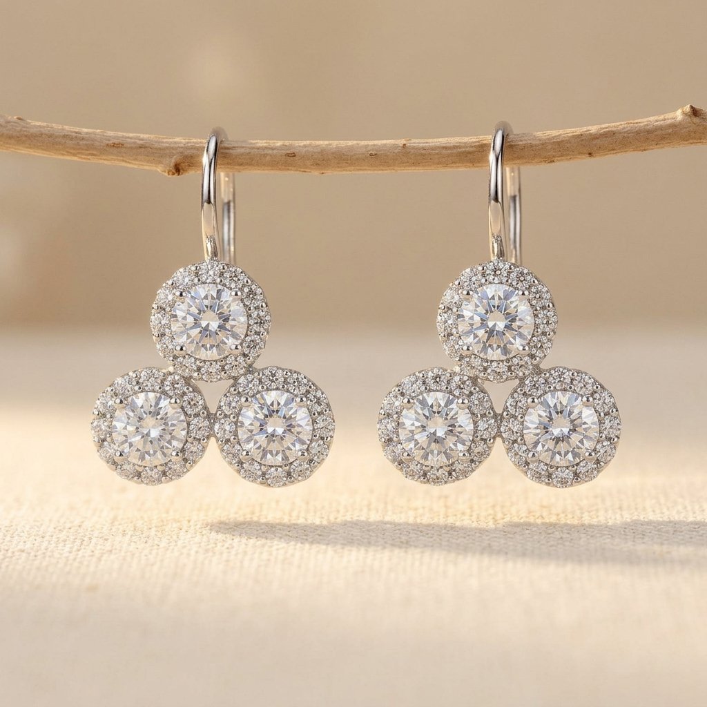 Zilveren hangoorbellen met drie moissanite halo clusters