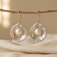 Gouden oorbellen met parelmoer schelp en parel