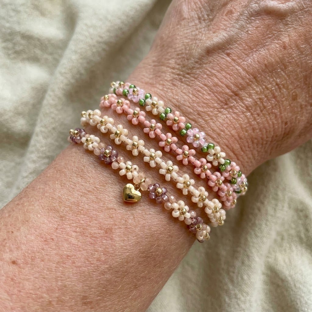 Bloemenkralen armbandenset met gouden hartje
