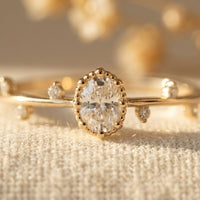 Gouden vintage ring met ovale edelsteen