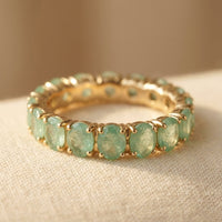 Gouden eternity ring met ovale mintgroene edelstenen