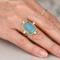 Gouden ring met blauwe edelsteen en parels