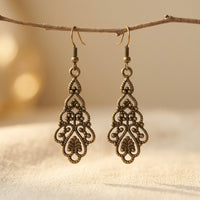 Bronzen vintage oorbellen met opengewerkt ornament