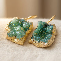 Gouden oorbellen met ruwe groene druzy edelsteen