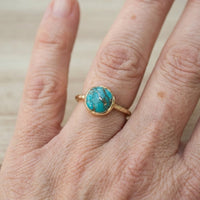 Gouden minimalistische ring met rond turkoois