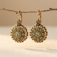 Goudkleurige vintage oorbellen met groene kristallen