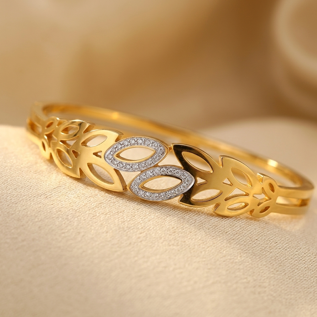 Gouden armband met bladmotief en strass