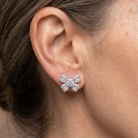 Zilveren hangoorbellen met strik en moissanite bloem