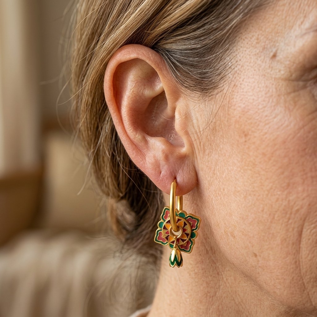 Gouden bohemian oorbellen met kleurrijke emaille bloem