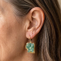 Gouden oorbellen met ruwe groene druzy edelsteen