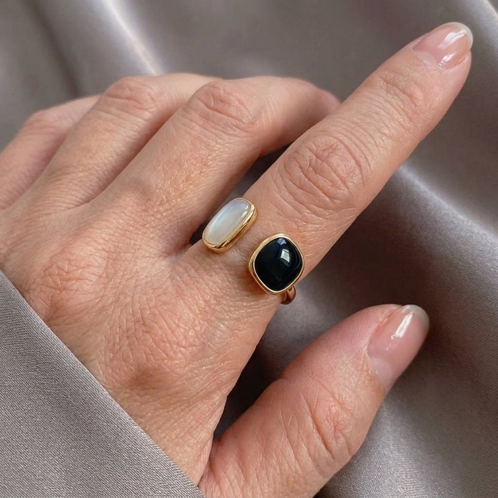 Gouden open ring met zwarte en witte steen