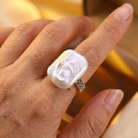Gouden ring met grote barokparel