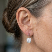 Zilveren hangoorbellen met ronde moissanite halo en kussenvorm