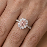 Roségouden ring met roze ovale steen en bloemhalo