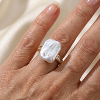 Gouden ring met barokparel en zirkonia band