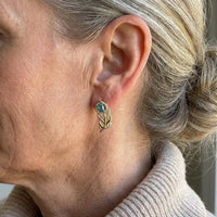 Gouden oorbellen met turquoise blad en zirkonia