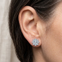 Zilveren hangoorbellen met bloemvormige moissanite cluster