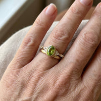 Gouden ring met ovale peridoot en baguette-diamant